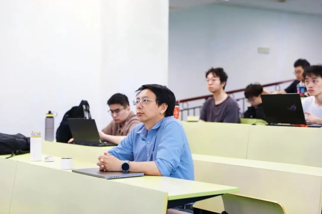 4名大学生出题，AI考了0分！